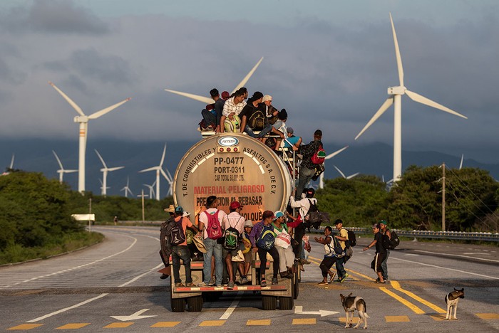 Camión transporta inmigrantes hondureños que forman parte en una caravana que se dirige a los Estados Unidos, ayer, en el estado de Oaxaca, México.
 · Foto: Guillermo Arias