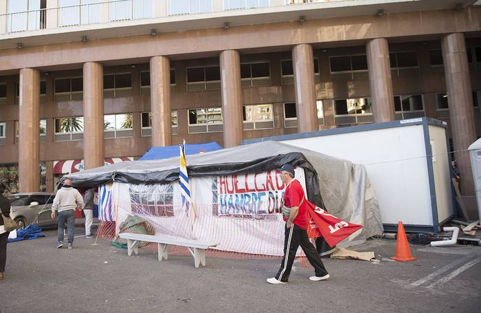 Campamento de los tres trabajadores del gas en huelga de hambre, frente a las oficinas de la empresa Petrobras. · Foto: Andrés Cuenca