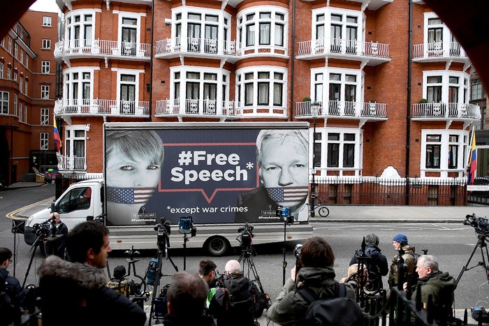 Simpatizantes del fundador de WikiLeaks, Julian Assange, y periodistas, ayer, frente a la Embajada de Ecuador en Londres.

 · Foto: Daniel Leal-Olivas, AFP