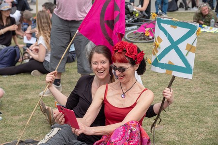 Activistas de Extinction Rebellion, frente al Parlamento, en Londres.
· Foto: Robin Pope, AFP Activistas de Extinction Rebellion, frente al Parlamento, en Londres.
· Foto: Robin Pope, AFP