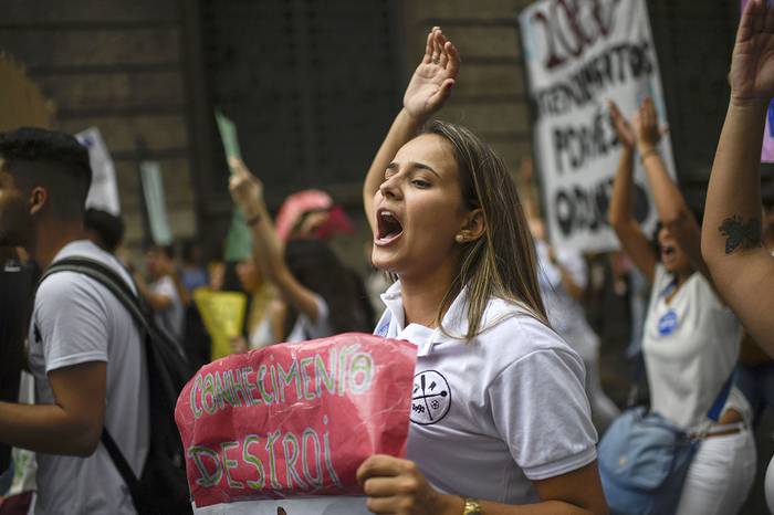 Manifestación durante la huelga organizada por la Unión Nacional de Estudiantes, ayer, en Río de Janeiro. · Foto: Mauro Pimentel, AFP