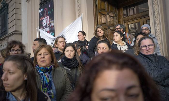 Integrantes de la Federación Uruguaya de la Salud frente al Ministerio de Salud Pública (archivo, junio 2019). · Foto: Mariana Greif