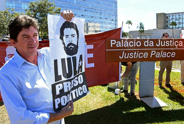 Manifestantes frente al Ministerio de Justicia, en Brasilia, pidiendo la liberación de Luiz Inácio Lula da Silva y el arresto del ministro de Justicia y ex juez Sergio Moro. · Foto: Evaristo Sa, AFP