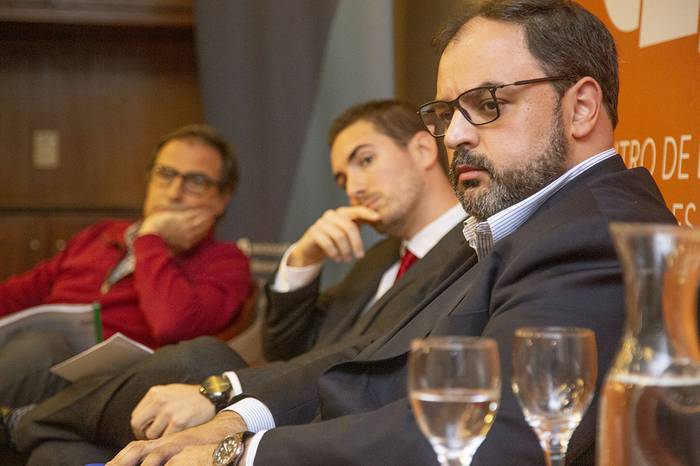 Alvaro Garcé, Diego Sanjurjo y Charles Carrera, ayer, en el Sheraton.
 · Foto: .