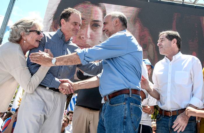 Guido Manini Ríos, Pablo Mieres, y Ernesto Talvi, durante un acto del Partido Nacional, ayer, en el Molino de Pérez.
 · Foto: Javier Calvelo, adhocFOTOS