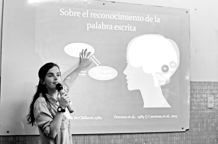 Camila Zugarramurdi en la charla "Educación, alfabetización, lectura y escritura en la educación inicial y primaria", el lunes 11 de diciembre, en el Centro Interdisciplinario en Cognición para la Enseñanza y el Aprendizaje. Foto: Juan Manuel Ramos 
