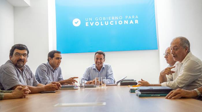 Daniel Salinas, ministro de Salud Pública, reunido con gremios de la Salud en la sede de Todos. · Foto: Mariana Greif