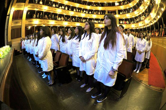 ANEP entrega títulos a 145 nuevos maestros de Educación Primaria, en el Teatro Solís (archivo, octubre 2019). · Foto: Vicente Manuel Tort, Presidencia