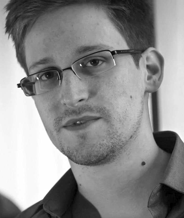 Fotograma de un video distribuido por el diario The Guardian, que muestra al ex técnico de la CIA que se responsabilizó de filtrar datos de ciberespionaje en Estados Unidos, Edward Snowden, durante una entrevista en exclusiva que concedió a los periodistas Glenn Greenwald y Laura Poitras, en Hong Kong. / The Guardian, Glenn Greenwald, Laura Poitras, Efe