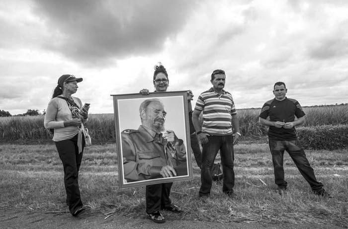 Cubanos aguardan el pasaje de la caravana con los restos de Fidel Castro, ayer, en Sancti Spiritus. / foto: juan barreto, afp