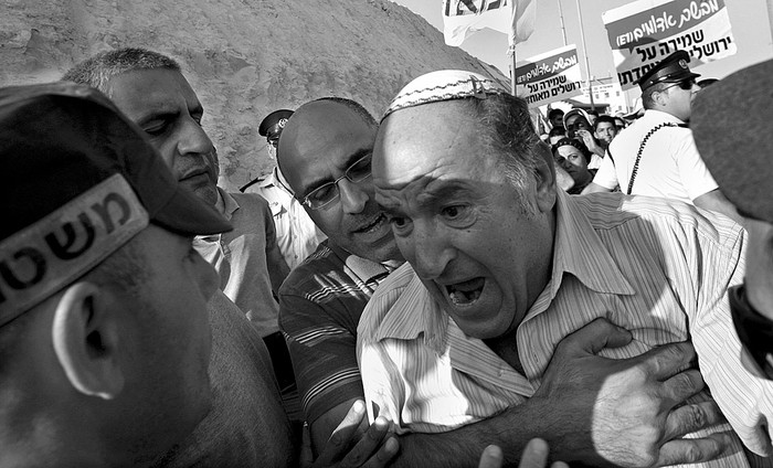 Protesta de israelíes de la extrema izquierda que han interrumpido una ceremonia que un grupo de colonos judíos  · Foto: EFE, Jim Hollander 