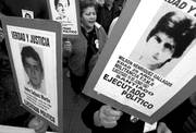 Familiares de detenidos desaparecidos durante una protesta en conmemoración del 36 aniversario del golpe militar de Augusto Pinochet en Santiago de Chile. 