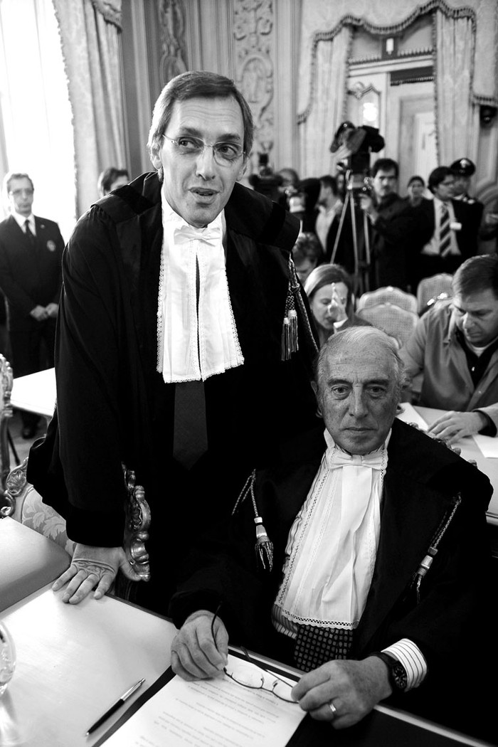 Los abogados Nicola Ghedini  y Luigi Pecorella  comparecen ante el Tribunal Constitucional en Roma, Italia · Foto: Giuseppe Giglia 