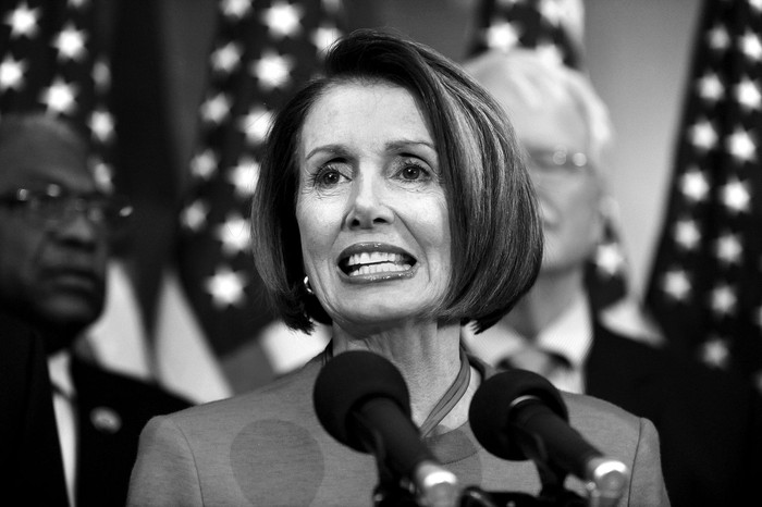 La presidenta de la Cámara Baja estadounidense, Nancy Pelosi,  durante una rueda de prensa convocada después de que la Cámara de Representantes  aprobara ayer  un proyecto de ley que pretende establecer un sistema de salud casi universal.  · Foto: Michael Reynolds 