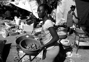 Mujeres que han quedado sin hogar, en Puerto Príncipe. Mujeres que han quedado sin hogar, en Puerto Príncipe.