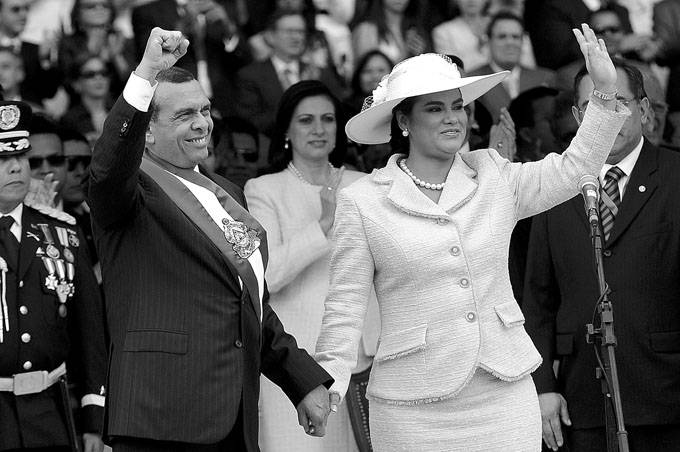 El presidente hondureño, Porfirio Lobo Sosa , junto a su esposa, Rosa Elena de Lobo, el 27 de enero cuando asumió la presidencia de ese país.  · Foto: EFE, Gustavo Amador
