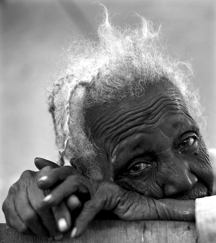 Retrato de una mujer refugiada, el sábado, en la plaza Champ de Mars de Puerto Príncipe.  · Foto: Efe, David Fernández