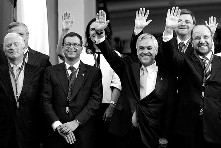 Sebastián Piñera (seg. der.), el martes, junto al futuro ministro de Relaciones Exteriores, Alfredo Moreno Charme (der.); el del Interior, Rodrigo Hinzpeter (seg. izq.), y el de Defensa, Jaime Ravinet (izq.), durante el acto de presentación de su nuevo gabinete ministerial llevado a cabo en el Museo Histórico Nacional en Santiago. · Foto: Efe, Danny Alveal Sebastián Piñera (seg. der.), el martes, junto al futuro ministro de Relaciones Exteriores, Alfredo Moreno Charme (der.); el del Interior, Rodrigo Hinzpeter (seg. izq.), y el de Defensa, Jaime Ravinet (izq.), durante el acto de presentación de su nuevo gabinete ministerial llevado a cabo en el Museo Histórico Nacional en Santiago. · Foto: Efe, Danny Alveal