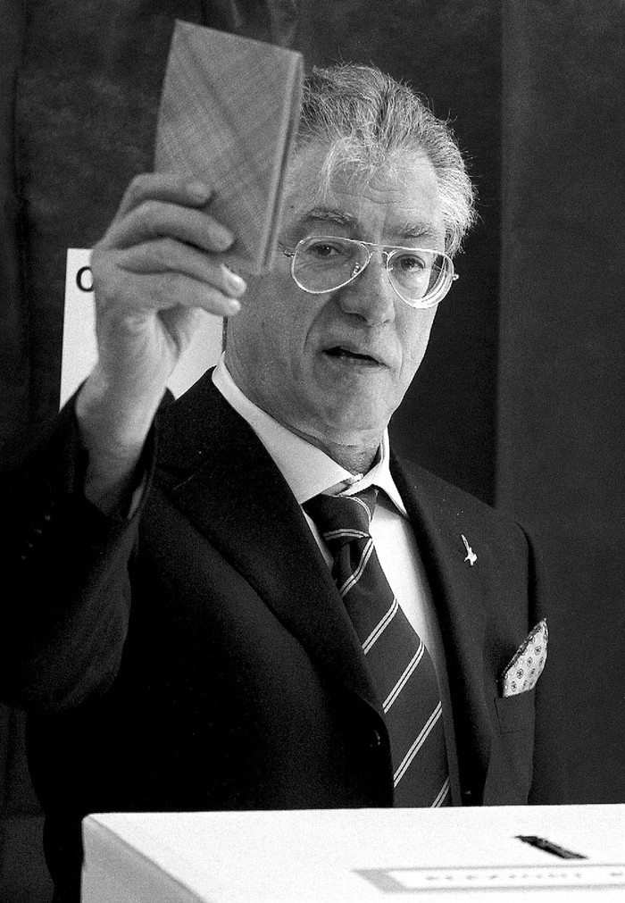 El líder de la Liga Norte, Umberto Bossi, socio gubernamental de Silvio Berlusconi, vota en un colegio electoral en Milán.  · Foto: Efe, Matteo Bazzi
