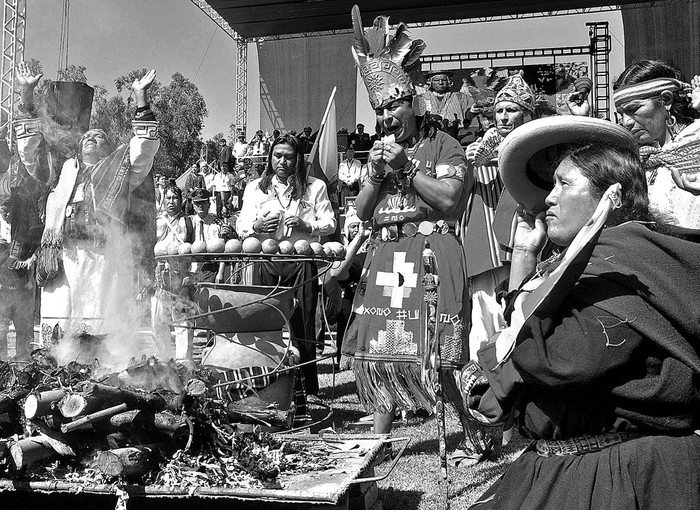 Sacerdotes indígenas realizan un rito andino, en la inauguración de la conferencia mundial sobre el cambio climático, que se realiza en la localidad de Tiquipaya, aledaña a Cochabamba.  · Foto: Efe, Jorge Abrego