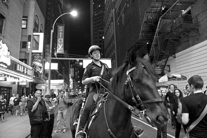 Un miembro de la policía montada desaloja a un grupo de ciudadanos en una calle de Times Square en Nueva York, luego de que las autoridades encontraran material explosivo y un temporizador en el interior de un automóvil que sufrió un pequeño incendio, el sábado.  · Foto: Efe, Peter Foley