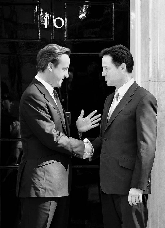 El primer ministro conservador David Cameron saluda al viceprimer ministro Nick Clegg, en la puerta del número 10 de Downing Steet, despacho y residencia oficial del jefe del Gobierno, en Londres.  · Foto: Efe, Facundo Arrizabalaga