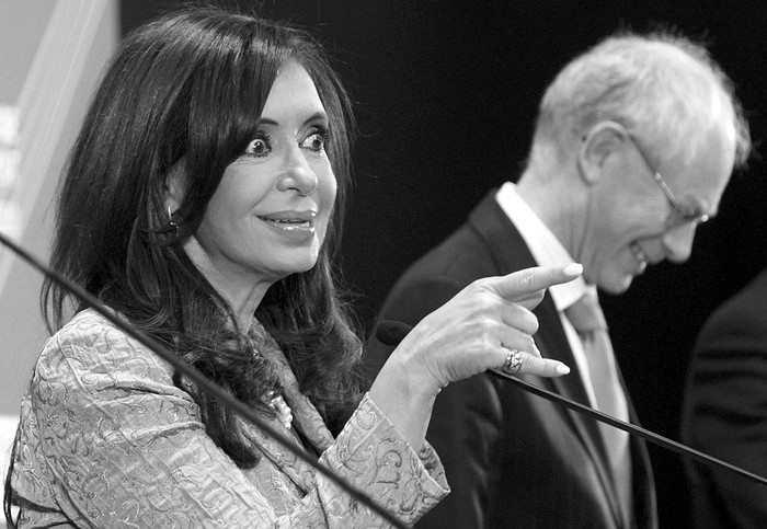 La presidenta de Argentina, Cristina Fernández, durante la rueda de prensa ofrecida tras finalizar la VI Cumbre de Jefes de Estado y de Gobierno de la Unión Europea, América Latina y Caribe.  · Foto: Efe, Paco Campos