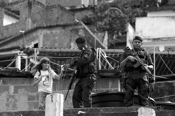 Miembros del batallón de operaciones especiales, en la favela Morro dos Macacos, el martes, en Río de Janeiro. · Foto: Efe, Marcelo Sayao