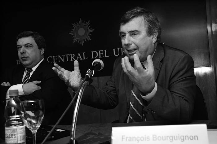 Mario Bergara y François Bourguignon, el viernes, en el Banco Central del Uruguay · Foto: Pablo Nogueira