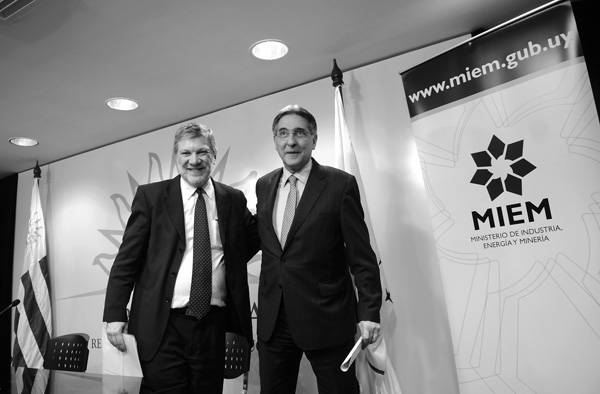 Roberto Kreimerman y Fernando Pimentel, ayer, al finalizar la conferencia de prensa conjunta en la Torre Ejecutiva. · Foto: Nicolás Celaya