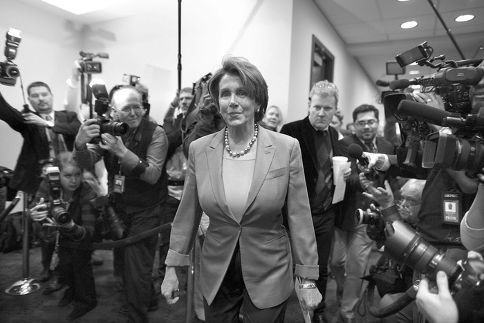 La líder demócrata en la Cámara de Representantes, Nancy Pelosi, asiste a las reuniones para evitar el "precipicio fiscal" celebradas en Washington. · Foto: Jim Lo Scalzo, Efe