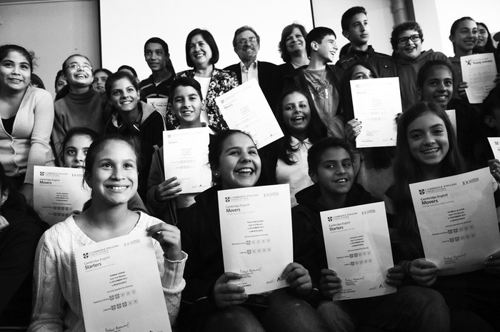 Alumnos egresados de 6to año en 2013 con los certificados de la Universidad de Cambridge (Inglaterra), ayer en la sede del Consejo de Educación Inicial y Primaria. / Foto: Nicolás Celaya