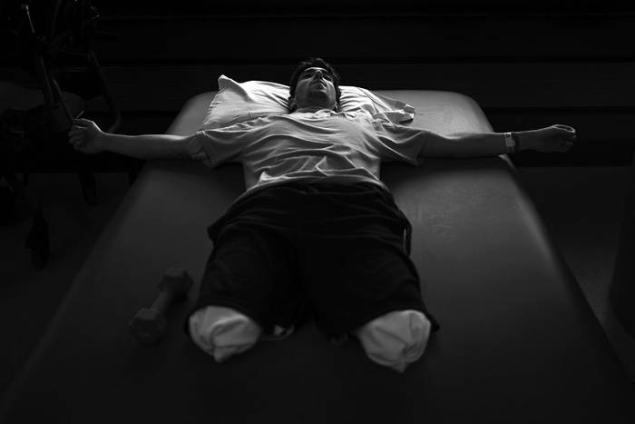 Fotografía cedida por el New York Times que muestra a Jeff Bauman, un corredor que perdió sus piernas durante el ataque con explosivos en la maratón de Boston, mientras participa en una sesión de terapia el 8 de mayo de 2013, en Boston, Massachusetts (EE.UU.). El fotógrafo Josh Haner fue galardonado con el Pulitzer por el seguimiento al proceso de recuperación de Bauman. / Foto: Josh Haner