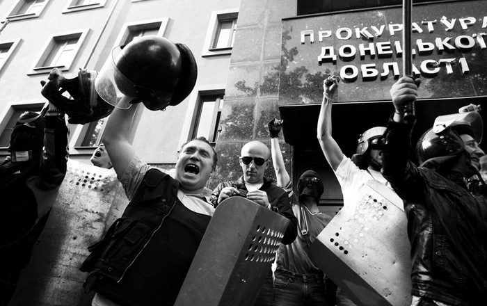 Manifestantes pro rusos ayer, cuando asaltaron la Fiscalía regional de Donetsk desarmando a los policías que la protegían, tras una manifestación del 1º de mayo en Donetsk (Ucrania). / Foto: Igor Kovalenko, EFE