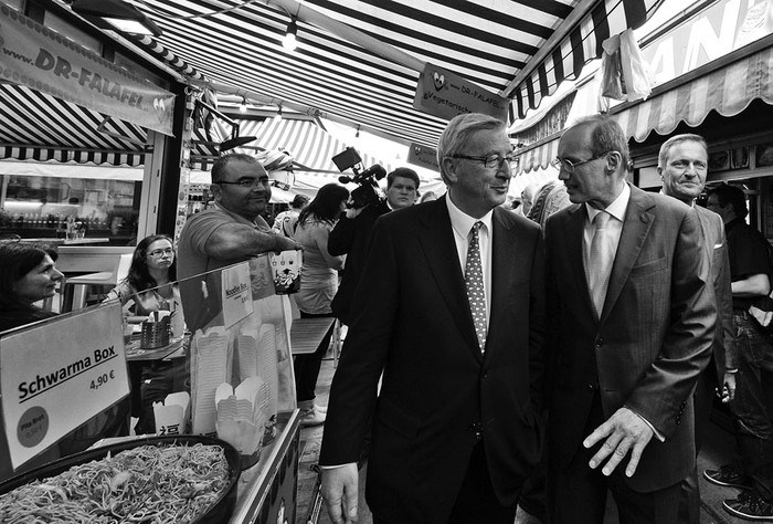 El candidato de los populares europeos, Jean-Claude Juncker, y el eurodiputado popular austríaco Othmar Karas (derecha), el 7 de mayo, cuando visitaron el mercado callejero Naschmarkt, en Viena (Austria). / Foto: Herbert Neubauer, Efe 