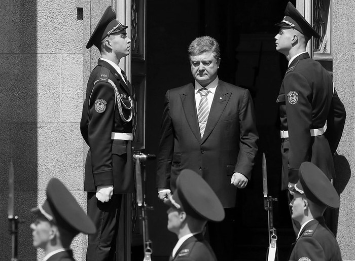 Petro Poroshenko, nuevo presidente de Ucrania, el sábado cuando abandonaba el edificio del Parlamento tras la ceremonia de asunción, en Kiev (Ucrania). / Foto: Sergey Dolzhenko, Efe, Epa