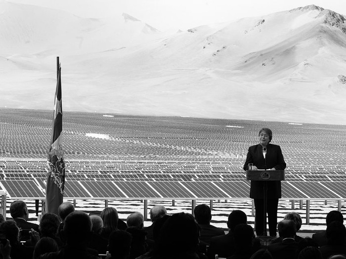 Michelle Bachelet, presidenta de Chile, en la inauguración de una planta solar fotovoltaica, el 5 de junio de 2014, en la ciudad de Copiapó, al norte de Chile. / Foto: José Manuel de la Maza, presidencia Chile.