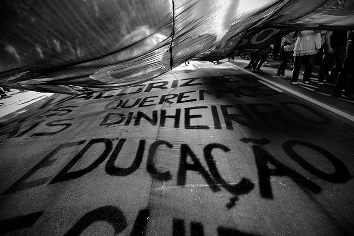 Manifestación contra el Mundial, ayer, en el aeropuerto internacional en Río de Janeiro (Brasil). / Foto: Marcelo Sayão, Efe