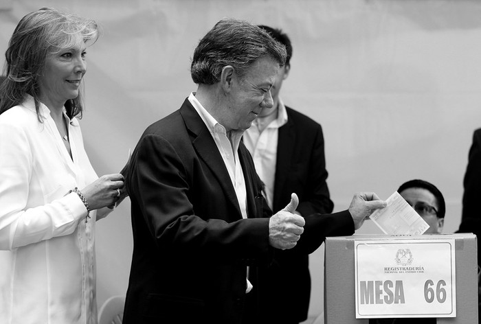 Juan Manuel Santos, presidente de Colombia, al momento de votar ayer en Bogotá (Colombia). / Foto: Leonardo Muñoz, Efe.