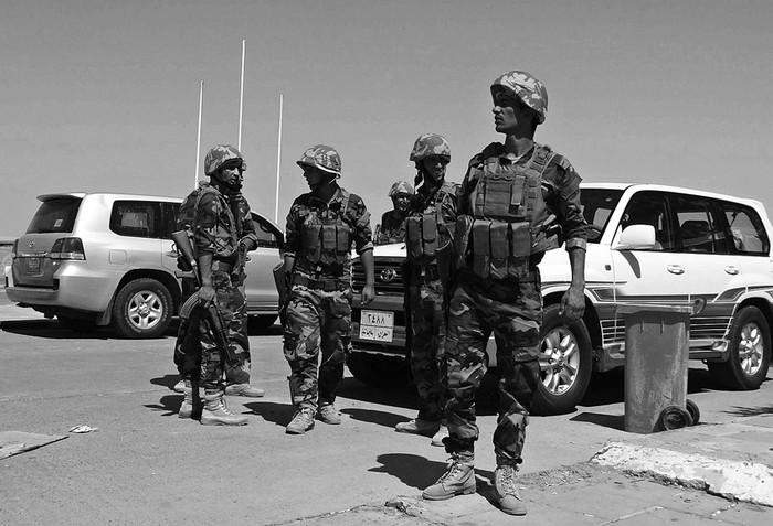 Soldados de las fuerzas de seguridad kurdo-iraquíes (peshmergas) vigilan una base militar iraquí en Kirkuk, al norte de Irak. / Foto: Khalil Al-a'nei, Efe