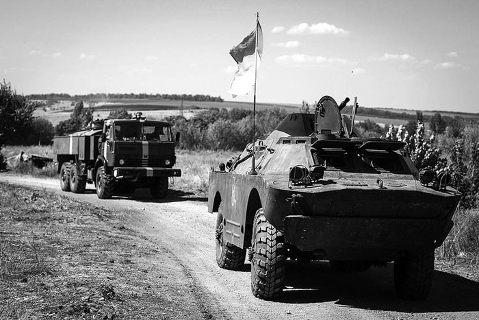 Convoy militar ayer en la región de Donetsk (Ucrania). / Foto: Roman Pilipey, Efe