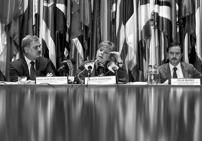 La secretaria ejecutiva de la Comisión Económica para América Latina y el Caribe (CEPAL), Alicia Bárcena, durante la presentación del informe en Santiago de Chile.  · Foto: Felipe Trueba, Efe