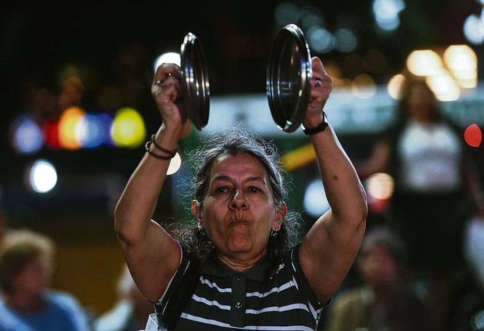 Participante de un ruidazo en protesta por la suba de tarifas de los servicios públicos en Argentina, en Buenos Aires. (archivo, abril de 2018) · Foto: Ramiro Gómez, Telam, AFP