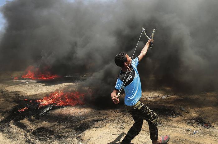 Manifestante palestino durante los enfrentamientos con el Ejército israelí en Jan Yunis, al este de Gaza, el marte.  AFP · Foto: Said Khatib