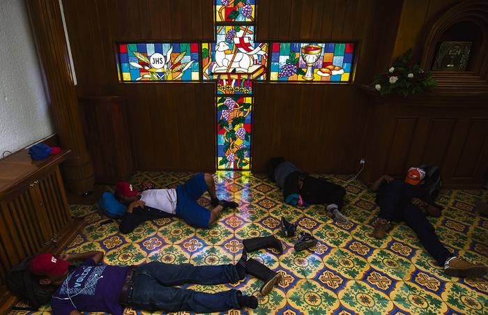 Campesinos que pasaron la noche en la Catedral Metropolitana de Managua escapan de los enfrentamientos
motivados por las protestas en contra del gobierno de Daniel Ortega. AFP · Foto: Inti Ocon