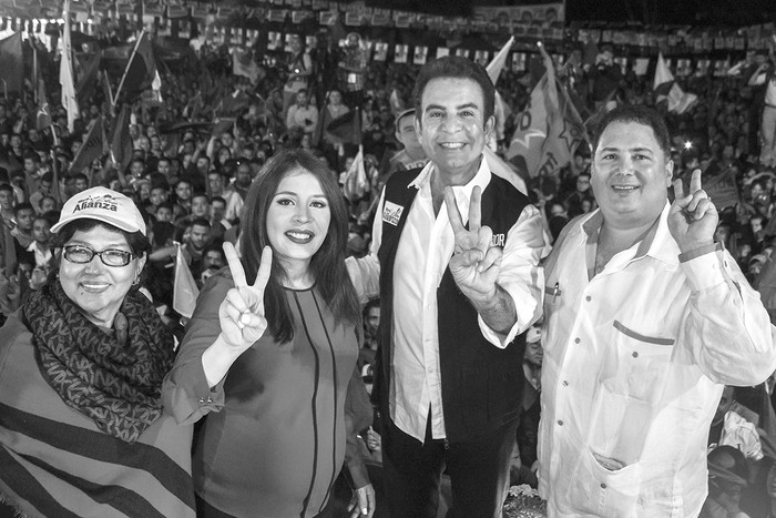Salvador Nasralla (al centro), candidato presidencial de la oposición hondureña, durante un acto de campaña en fTegucigalpa. foto: Orlando Sierra, Afp