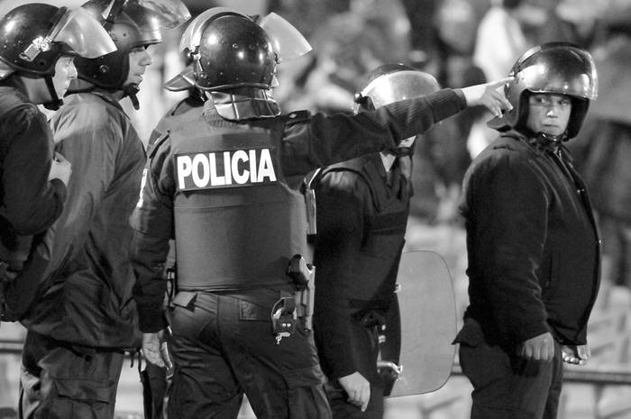 Policías en el estadio Centenario. (archivo, abril de 2011) · Foto: Victoria Rodríguez