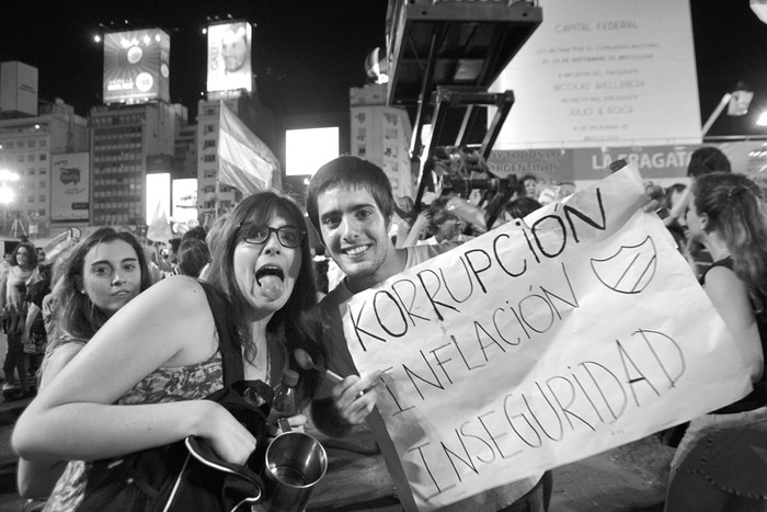 Manifestantes en el Obelisco en Buenos Aires, el jueves durante el denominado 8N, protesta contra el gobierno de Cristina Fernández. · Foto: Leo la Valle, Efe