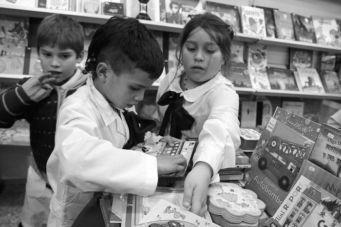 Feria del Libro Infantil, en el atrio de la Intendencia de Montevideo. · Foto: Pablo Nogueira