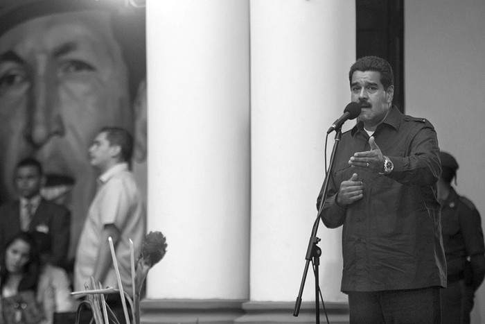 El presidente de Venezuela, Nicolás Maduro, habla durante un acto en el que los asistentes a la VII Cumbre de jefes de Estado y de Gobierno de Petrocaribe rindieron honores al fallecido presidente venezolano Hugo Chávez, el domingo, en el museo 4F de Caracas, donde reposan sus restos. · Foto:  Boris Vergara, Efe